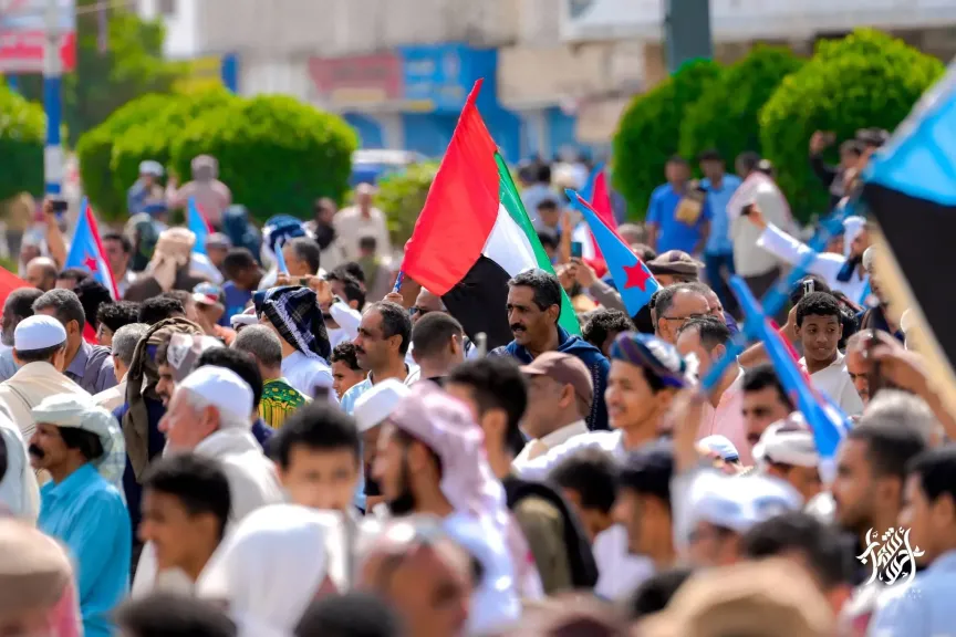 سياسي سعودي يسخر من شعارات أنصار عيدروس بعد هروب الزبيدي وتفكيك مليشياته